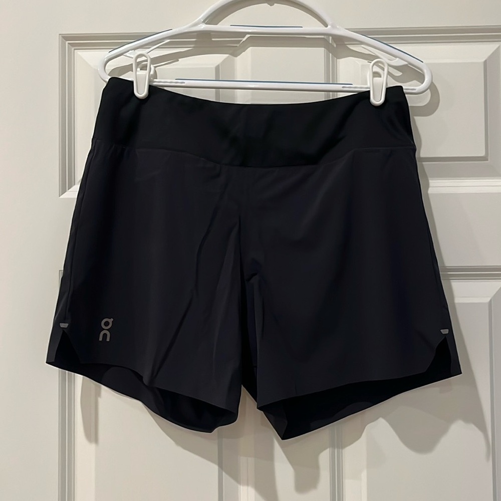 ON Running women’s black 5” Running Shorts - M. NEW